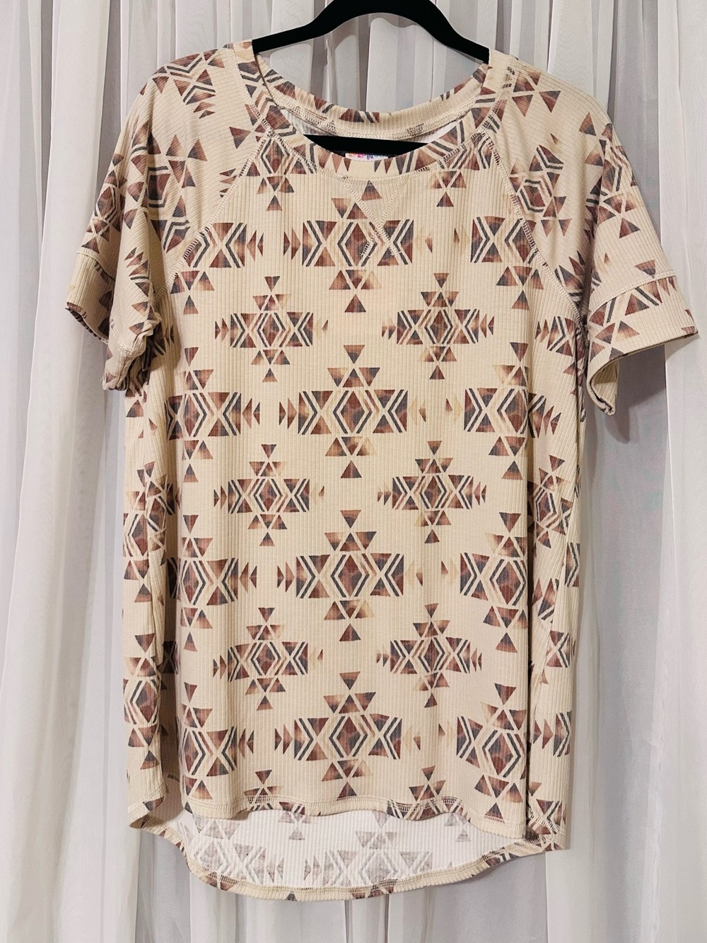 Lularoe Hailey Beige Aztec-Print Ribbed High low Hem Short Sleeve Top Size M